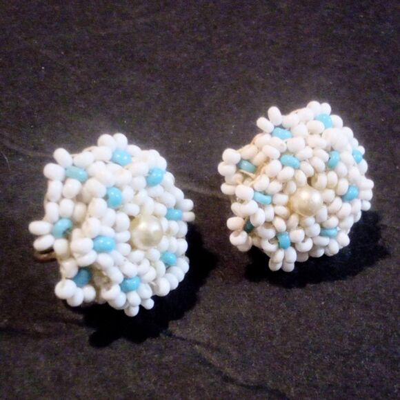 Vintage White and Blue Seed Bead Cluster Screw Back Earrings - Picture 2 of 3